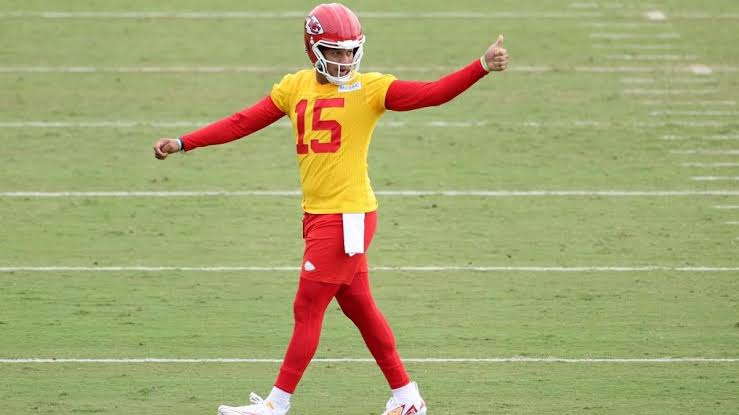 Patrick Mahomes could find an ideal short-game ally in veteran tight end Jonnu Smith as personnel adjustments loom., do AI tạo