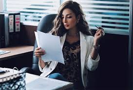 ممثلة مصرية عاشت في الكويت ، خريجة المعهد العالي للفنون المسرحية في الكويت ، بدايتها كانت بعام 2011 كمذيعة بتقديم برنامج. Ø¥ÙŠØºÙ„ ÙÙŠÙ„Ù…Ø² ØªÙ†Ù‡ÙŠ Ø£Ø²Ù…Ø© Ù†ÙˆØ± Ø§Ù„ØºÙ†Ø¯ÙˆØ± Ù†ÙˆØ§Ø¹Ù…