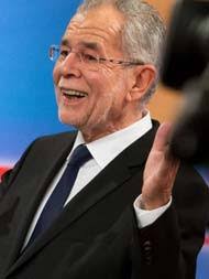 Austrian presidential candidates norbert hofer and alexander van der bellen squared off for a heated tv debate, both flinging accusations of extremist sympathies. Austria S Green Cigarette Loving New President Alexander Van Der Bellen