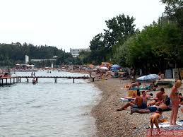 Κολπίσκοι και αμμώδεις παραλίες, ελαιώνες, κατάφυτοι λόφοι και βράχοι μέσα. Dassia Corfu Holidays In Dassia Greece
