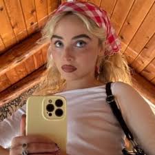 Martina Colombo (@cliffordhugmee)