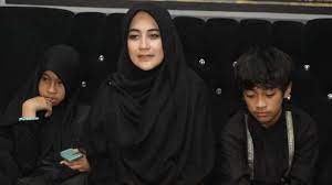 Penyakit tumor yang diderita tak membuat umi pipik menyerah begitu saja. Umi Pipik Sakit Tumor Kelenjar Getah Bening Malah Dimanfaatkan Orang Jahat