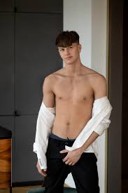 Ripped Tank Tops on Muscle Men in Free Gay Sex Videos