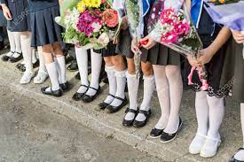 両手に花の花束と女の子小学生。靴が彼女の足と白いパンスト、靴下、ストッキングの写真素材・画像素材 Image 85096097