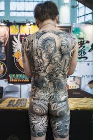 She has been tattooing for six years and works exclusively out of hong kong and taiwan.and her tattoo style is neo traditional.she was be miss tattoo hk champion on 2018.evelyn also a singer and modeling in hk Joshua Best On Twitter Photos Taken At Taiwan Tattoo Convention In Kaohsiung Cnnireport Lensculture Vicenews Tattoo Inklife Reportage