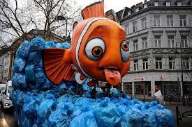 Es war an der zeit unserem vereinsheim, der „hütte,. Das Sind Die Mottowagen Beim Kolner Rosenmontagszug