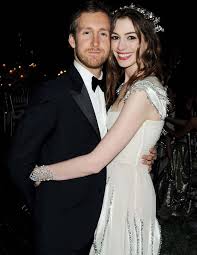 Anne hathaway les miserables hair top pictures gallery online anne hathaway short hair short hair styles anne hathaway. Anne Hathaway On Her Extreme Haircut For Les Miserables I Looked Like My Gay Brother Man Hathaway Mirror Online