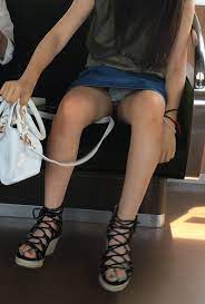 電車内パンチラエロ画像】ミニスカ女子のチラリと見えるパンツを思わず見てしまうｗｗｗ | エロ画像セクロス