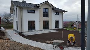 04 07 April 2016 Gestaltung Der Terrasse Und Zugangswege Sowie Der Aussenanlagen Helma Estrich Ungerpark Musterhaus Musterhausau Haus Bauen Haus Bauplan