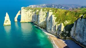 53 % des habitants sont propriétaires et ils gagnent en moyenne 2 380 euros par mois. Cliff At Etretat Coastline Normandy Seine Maritime France Windows 10 Spotlight Images
