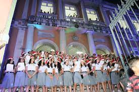 Estudantes sem acesso à internet: Escola Mais Antiga De Manaus Faz Cantada De Natal E Espetaculo Ilumina Fachada Do Monumento Historico Da Capital Amazonas G1