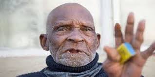 Nécessaire du jardin d'éden pour cultiver le sol d'où il avait été pris. Afrique Du Sud Deces De L Homme Le Plus Vieux Du Monde A L Age De 116 Ans L Frii