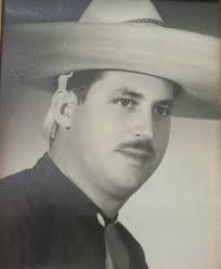 Mi Padre, Elías Lozano Merino era ese hombre que siempre se levantaba antes  que nadie y que llegaba a la casa más tarde que todos. Que con su ejemplo y  sin decir