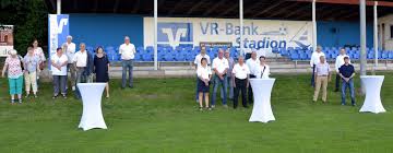 Wir begrüßen unsere neuen kolleginnen kathrin spitzer (links) und maria pigola herzlich in den reihen der fanmacher! Zum Zehnten Mal Wurde Der Vr Sozialpreis Der Vr Bank Landsberg Ammersee Fur Ehrenamtliches Engagement Im Landkreis Vergeben Coronakonforme Verleihung An Drei Preistrager Im Vr Bank Stadion News
