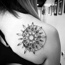 Sonnen Und Mondtattoo Diese 44 Einzigartigen Kreationen Werden Sie Inspirieren Eine Zu Bekommen Beste Tattoo Ideen Tattoos Sun Tattoos Moon Tattoo