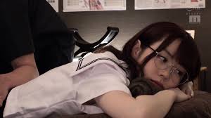 水卜櫻技術高超的按摩師輕易就偷走了文學系少女的身心使她明白做愛的快樂MIDE- 690 高清中文- EPORNER