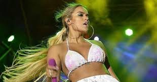 Jun 13, 2021 · la cantante urbana colombiana karol g realizó un exitoso concierto virtual gratuito este fin de semana. Karol G Sufre Una Caida En Pleno Concierto En Las Vegas