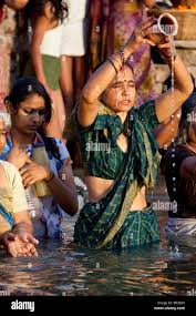 Varanasi bathing india woman hi-res stock photography and images - Alamy