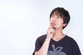 ヒゲをいじり上を見上げる男性の写真（画像）｜フリー素材「ぱくたそ」
