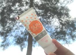 Eits, tapi produk yang akan aku review kali ini, yaitu sunscreen, bukan cuma dipakai saat musim panas aja kok. Review Emina Sun Protection Spf 30 Pa