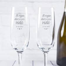 Piscospersonalizados.com es la primera empresa especializada en recuerdos corporativos y regalos personalizados de alto impacto con bebidas. Copas De Cava Grabadas Para Boda