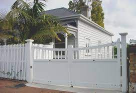 Pagar besi minimalis dengan warna putih terkesan lembut dengan dominasi garis vertikal. 10 Desain Pagar Kayu Minimalis Untuk Rumah Terlihat Lebih Mewah