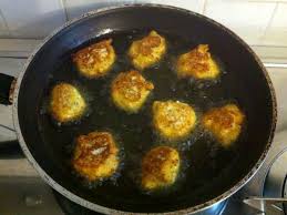 • ricetta delle frittelle di zucchine e ricotta , croccanti fuori e morbide dentro. Frittelle Di Ricotta Il Cuore In Pentola