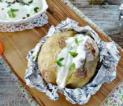 Sbucciate, tagliate la cipolla a pezzettoni ed unitele alle barbabietole nel cartoccio. Patate Al Cartoccio Con Salsa Allo Yogurt La Cadrega