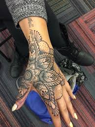 Ayak bileği dövmeleri, dövme severler arasında en çok tercih edilen modeller arasında gelir. Maori Tattoos Panosundaki Pin