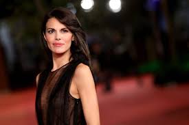 Durante la puntata, la conduttrice del factual show di rai2 si è sfogata per alcuni attacchi feroci ricevuti sulla sua magrezza. Bianca Guaccero Eta Figlia Marito Tutto Sulla Sua Vita