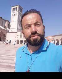 Nome: don Sam Pjetraj Età: 34 Prima di entrare in seminario: ero studente  al liceo scientifico Prete da: 5 anni Macchina: Hyunday i20 In parrocchia  mi chiamano: "donse", "don",. Serie TV che