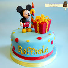 Per Festeggiare Il Primo Compleanno Torta Con Topolino Che Ammira Il Regalo Www La Pasticciona It Cake Desserts Wedding Cakes