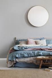 Man könnte die graue farbe mit anderen nuancen kombinieren und auf diese weise einen sehr interessanten effekt im schlafzimmer schaffen. Nobler Spiegel Auf Grauer Wand Im Stilvollen Schlafzimmer Innen Mit Warmem Bett Mit Blauer Rosa Und Beige Pastellbettwasche Stockfoto Bild Von Modern Decke 150214644