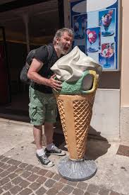 Resultado de imagen de un hombre comiendo un helado grande