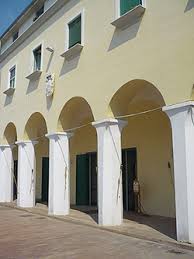 L'aggiunta di un presidio assistenziale, come la presenza di un infermiere o di un operatore socio sanitario. Casa Albergo Immacolata Concezione Salerno Solidale S P A