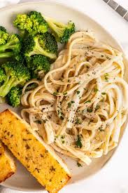 Shrimp alfredo with cream cheese and broccoli substitute 3 cups cooked basmati rice and 3/4 cup cooked broccoli florets for the linguine and. Quick And Easy Fettuccine Alfredo For One Baking Mischief