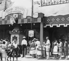 Snow White And Her Adventures Fantasyland 1955 Note The Woman With The Siamese Cats Skirt From Lady And The Tramp Whi Disneyland Disney Parks Vintage Disney