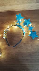 Mond und stern halskette ein winziger halbmond hängt an einer zarten kette, die mit zwei ministernen geschmückt ist. Sterne Haarreif In 2020 Space Costumes Clever Halloween Costumes Space Girl Costume