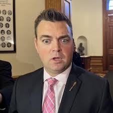 Le peu de détails sur les éclosions de COVID-19 dans les foyers de soins  préoccupe