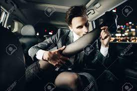 車の中でガールフレンドの足を熱心に噛んでいる男がガールフレンドとイチャイチャ。愛と情熱。の写真素材・画像素材 Image 155659374