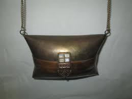 Packle's solution integrates looks you'll love, with all the resilience you'll need for transporting food. Vintage Metal Clam Shell Hard Side Brass And Copper With Mother Of Pearl Blue Lining Shoulder Bag Carol S True Vintage And Antiques