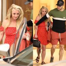 Фотогалерея бритни спирс содержит 6368 фото высокого качества. Britney Spears Posle Bolnicy Obratilas K Poklonnikam