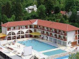 Personalul (sot + sotie) suspiciosi si foarte intrigati ca am vrut sa le folosim piscina de cauciuc din curte. Cazare Baile Herculane Hotel In Baile Herculane Hotel Sara S Sons Statiune Balneo Climaterica