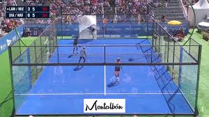 It's 2 against 2 on a court surrounded by glass. Hier Kracht Padel Spieler Durch Glaswand