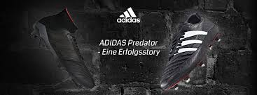 Dieser adidas predator 18+ fußballschuh, der hauptsächlich schwarz ist, hat eine in rot gehaltene socke als auch den großteil der außensohle. Der Adidas Predator Eine Erfolgsstory Sportbedarf Blog