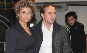 Laurențiu reghecampf și mariana boldea, actualmente pfeiffer, au fost căsătorită timp de 14 aniu, din anul 1994 până în anul 2008. Reghe O Pune La Punct Pe Fosta Lui SoÈ›ie S A Pus In SituaÈ›ii Jenante È™i A FÄƒcut AfirmaÈ›ii Josnice