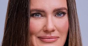 Chicago Tribune interview with Meredith Marks. Apparently, her husband  filed for divorce in August 2019 and then he dropped the petition in  December 2019, around her birthday and the start of filming.