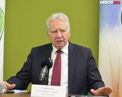A budapesti corinthia szállóban tartották a bulit. Cimke Bige Laszlo Hiros Hu