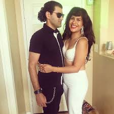 La pareja, que contrajo nupcias el 8 de febrero de 2020, celebra su primer aniversario como marido y mujer en medio la pandemia por. Selena Quintanilla And Chris Perez Halloween Costume 90s Couples Costumes Selena Quintanilla Halloween Costume 90s Couples