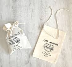 Bolsas impresas de tela para personalizar con asas largas para el hombre y fuelle para artículos de la compra ideales para regalos promocionales en tiendas con un tamaño de 30 x 44 cm y un fuelle de gran capacidad para el almacenaje de 10 cm y en colores rojo, azul royal, morado, naranja. Kit Serigrafiado Anti Resaca En Bolsa De Tela O De Supervivencia